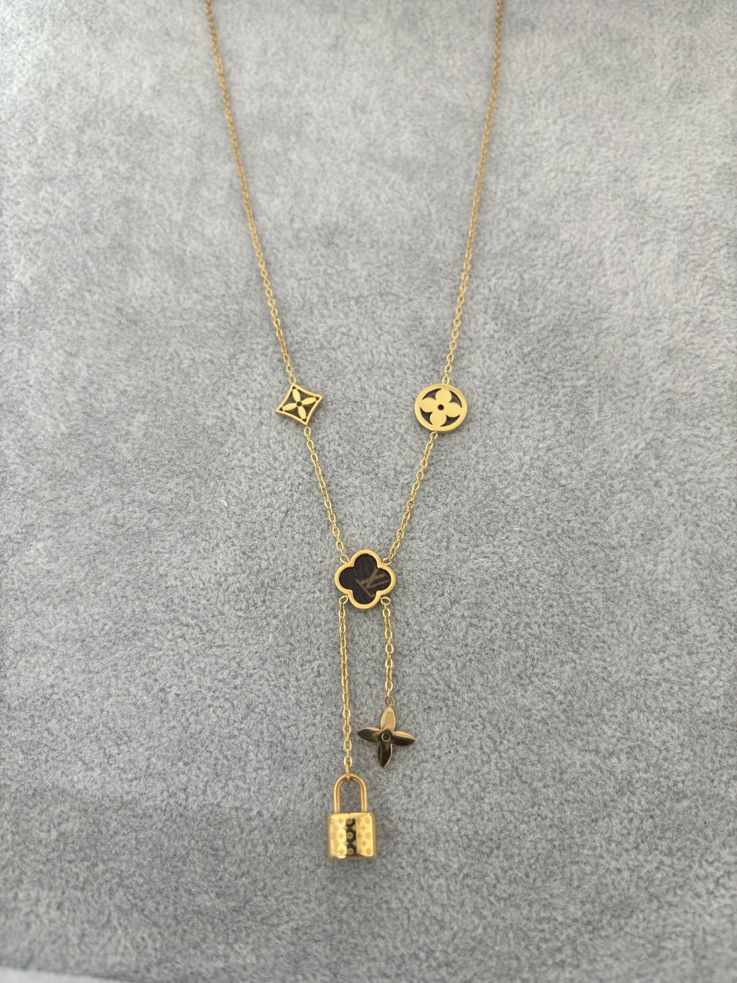 AURENA® CLOVER CHARM NECKLACE