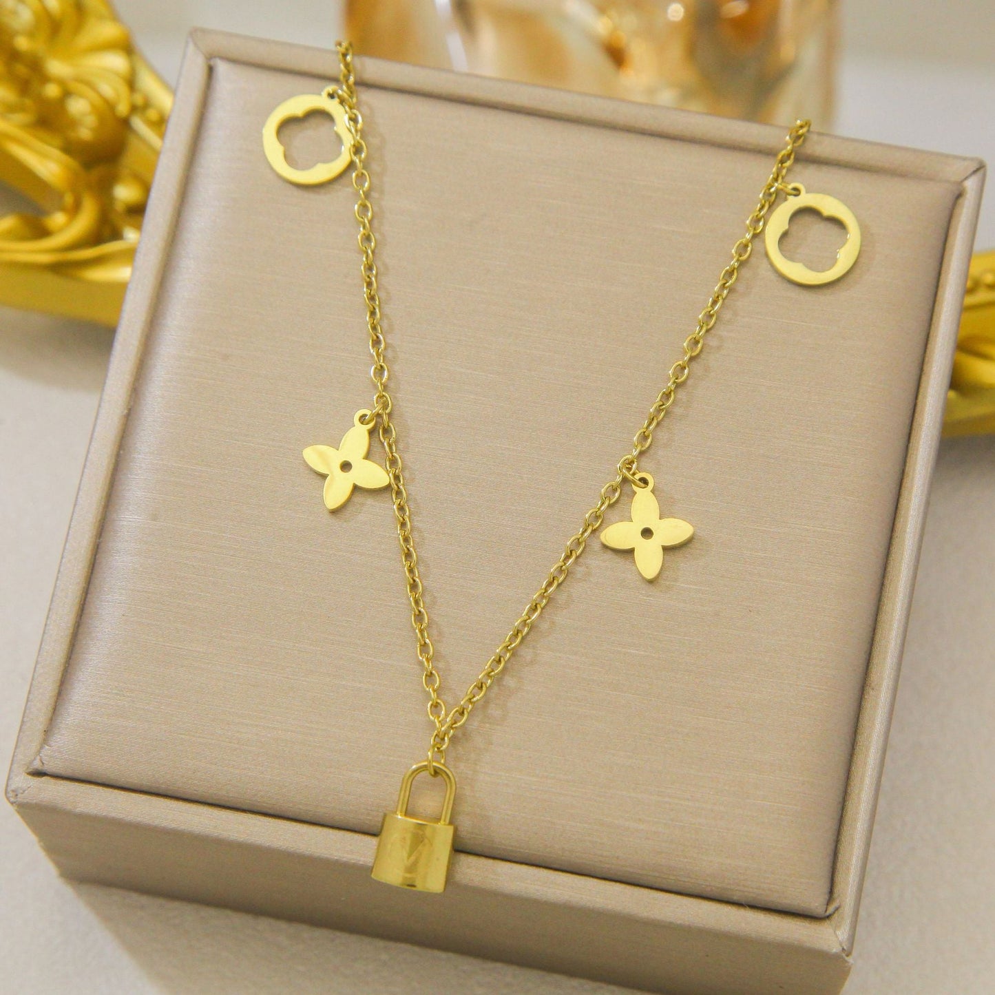 AURENA® V CHARM SET