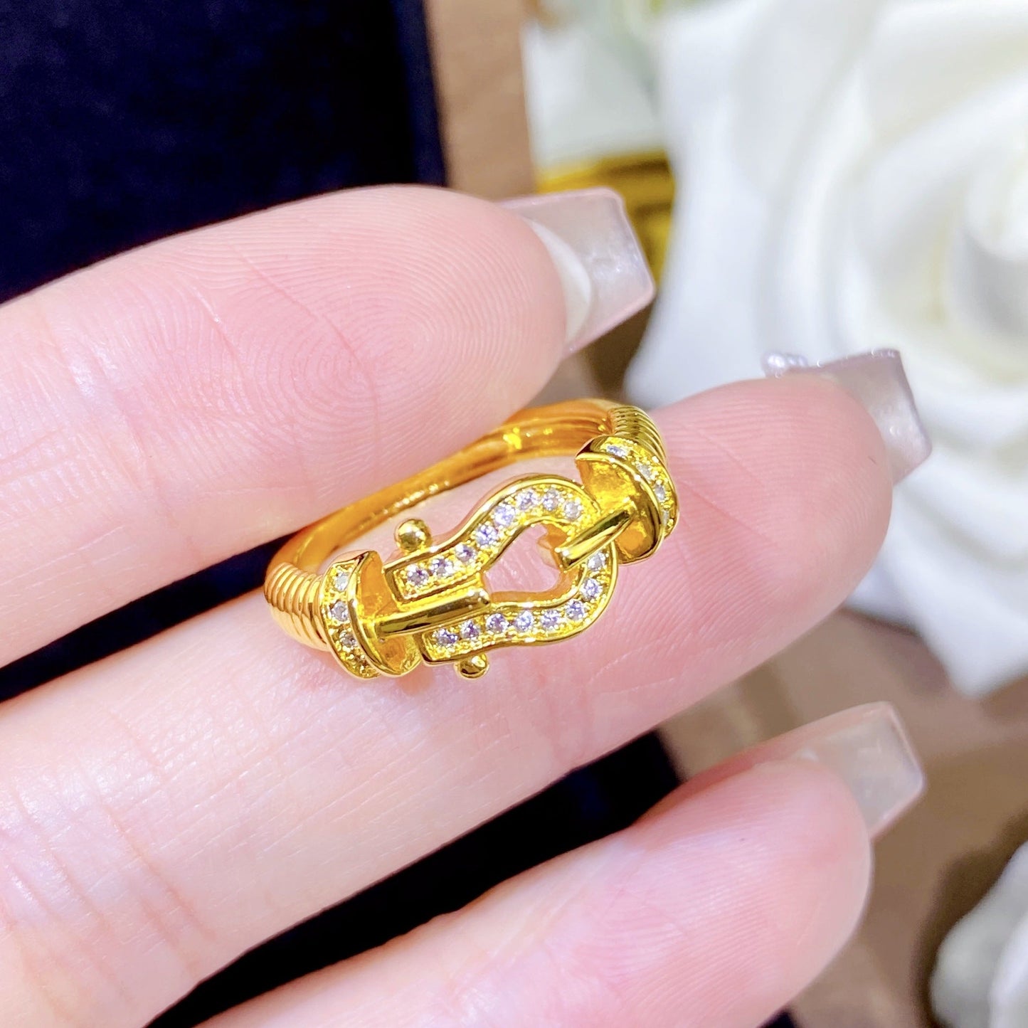 AURENA® PAVÉ HORSEBIT TWISTED RING