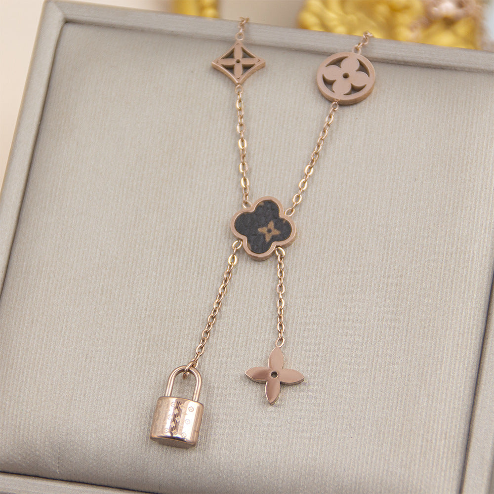 AURENA® CLOVER CHARM NECKLACE