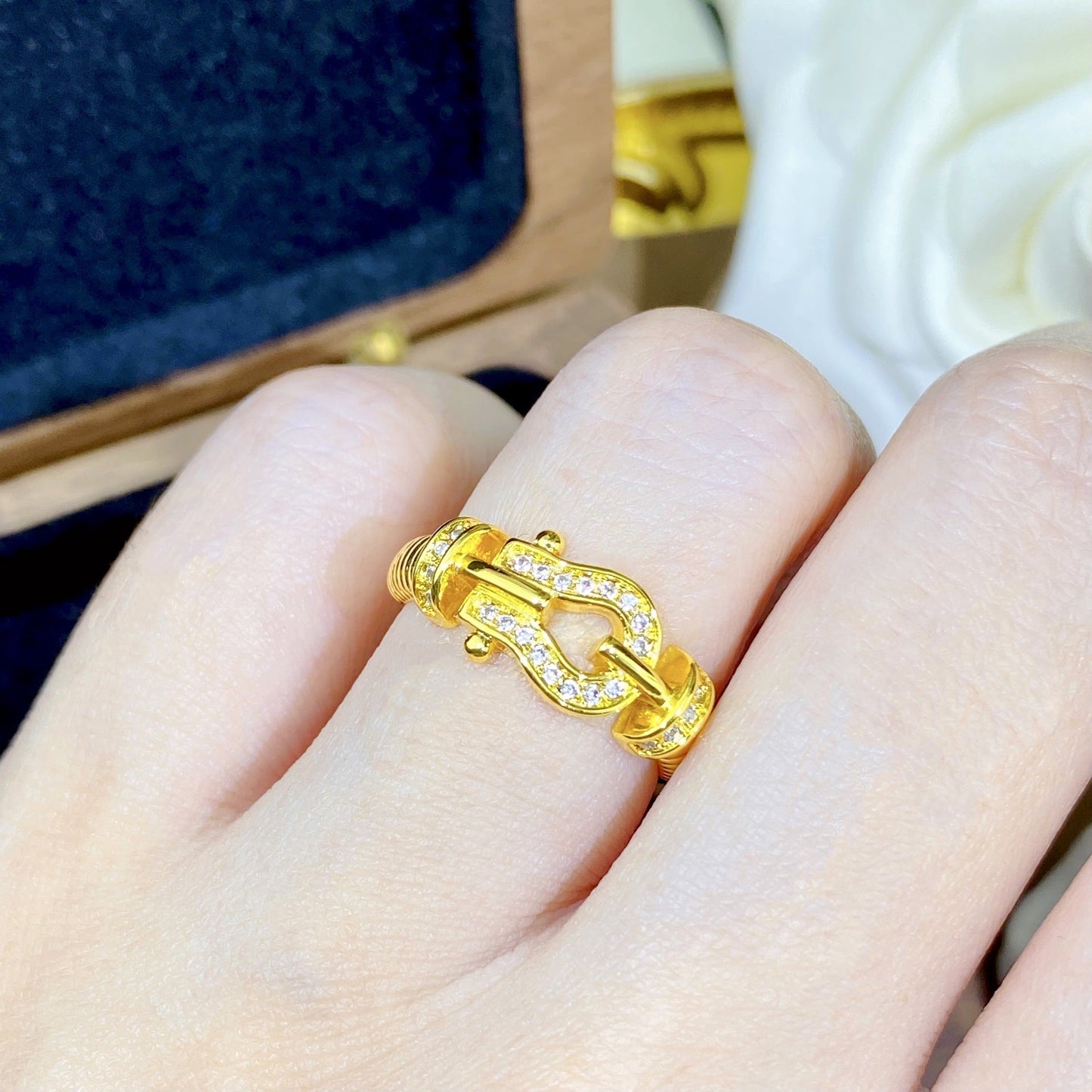 AURENA® PAVÉ HORSEBIT TWISTED RING