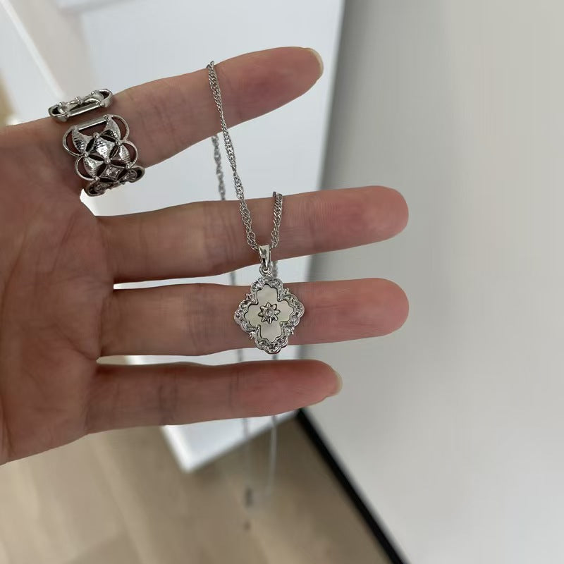Rhombus Shell Clover Necklace